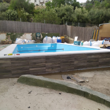 Montaje de piscina de poliester, decorado del muro lateral Montaje de piscina de poliester, decorado del muro lateral