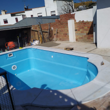 Piscina de poliester en última fase, casi acabada Piscina de poliester en última fase, casi acabada