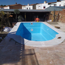 Piscina de poliester en última fase, casi acabada Piscina de poliester en última fase, casi acabada