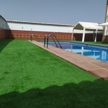 Montaje de cesped artificial al rededor de la piscina Montaje de cesped artificial al rededor de la piscina