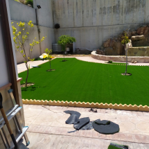 Cesped artificial como decoración en un jardín Cesped artificial como decoración en un jardín