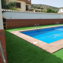 Montaje de cesped artificial al rededor de la piscina Montaje de cesped artificial al rededor de la piscina