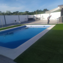 Montaje de cesped artificial al rededor de la piscina Montaje de cesped artificial al rededor de la piscina