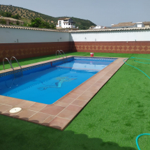 Montaje de cesped artificial en piscina de poliester Montaje de cesped artificial en piscina de poliester