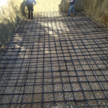 Preparación montaje piscina poliester - Añadimos plancha de hormigón armado Preparación montaje piscina poliester - Añadimos plancha de hormigón armado