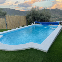 Realizamos también montaje de cesped artificial Realizamos también montaje de cesped artificial