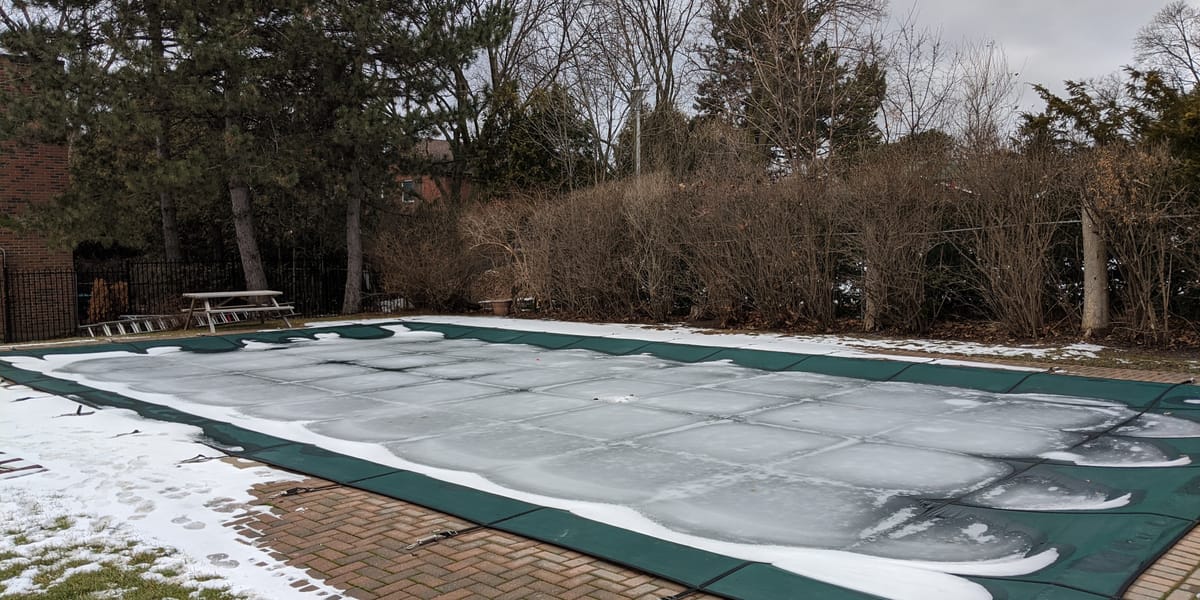 Los Beneficios de Usar un Cobertor de Invierno para tu Piscina