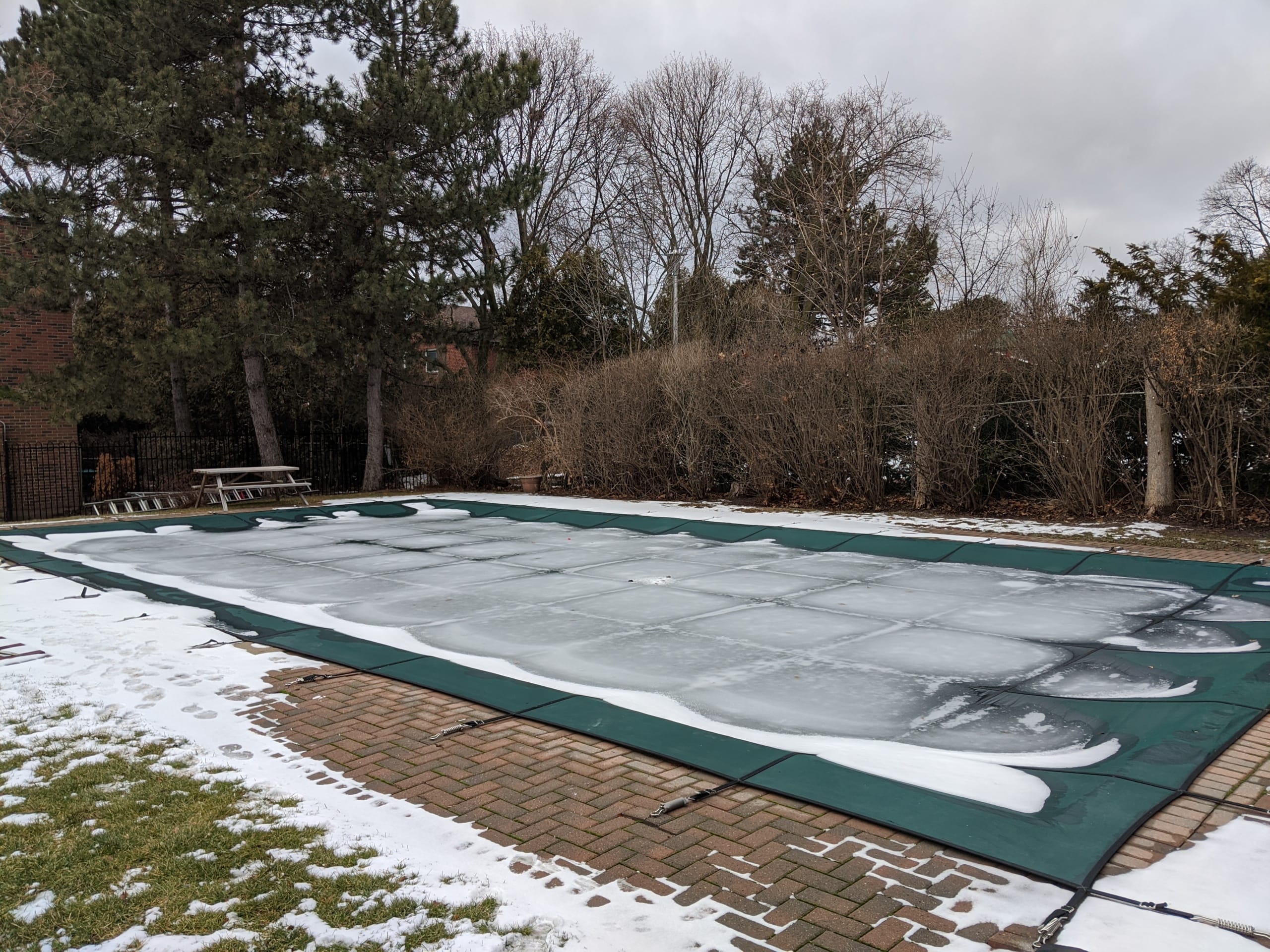 Los Beneficios de Usar un Cobertor de Invierno para tu Piscina